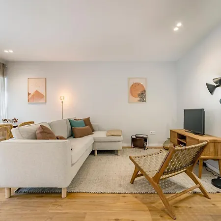 Nomad's Sunny Firmeza - 2bed Apartment